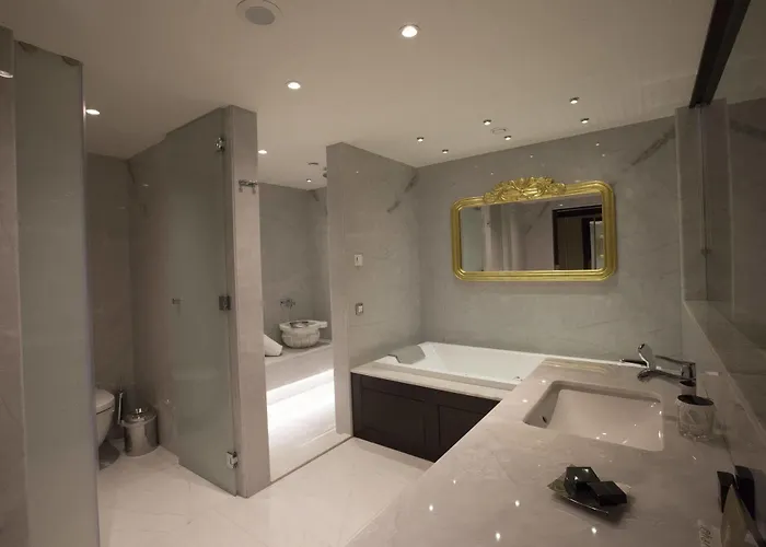Corner Suite